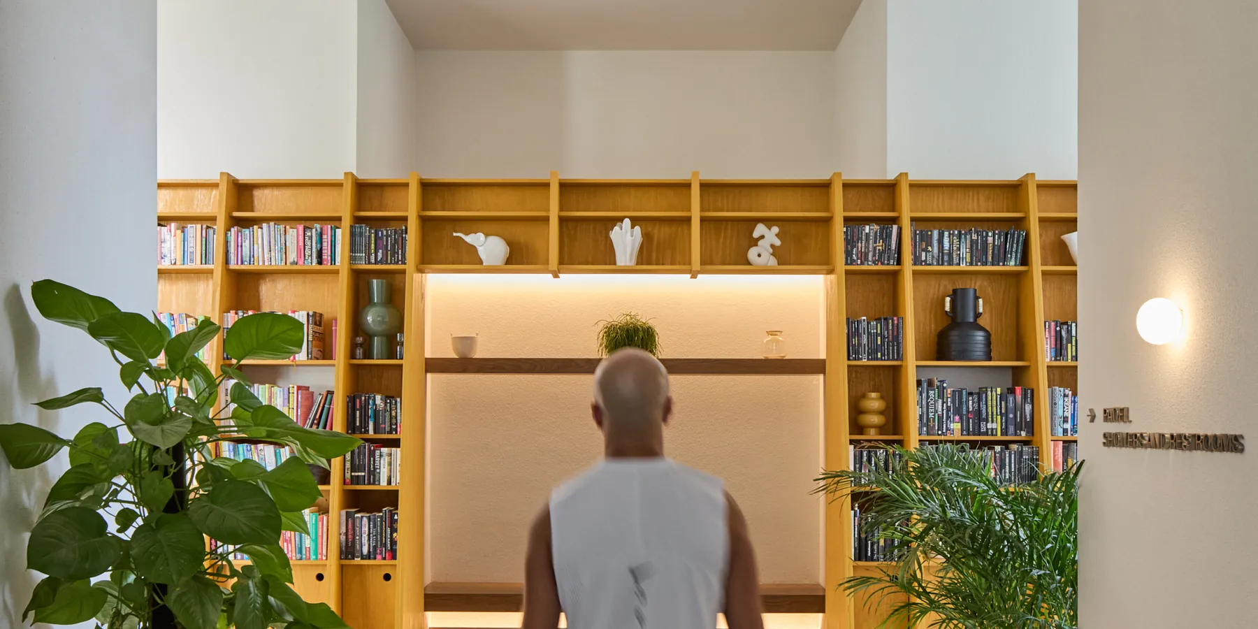 A member walking toward the library wall at Paus